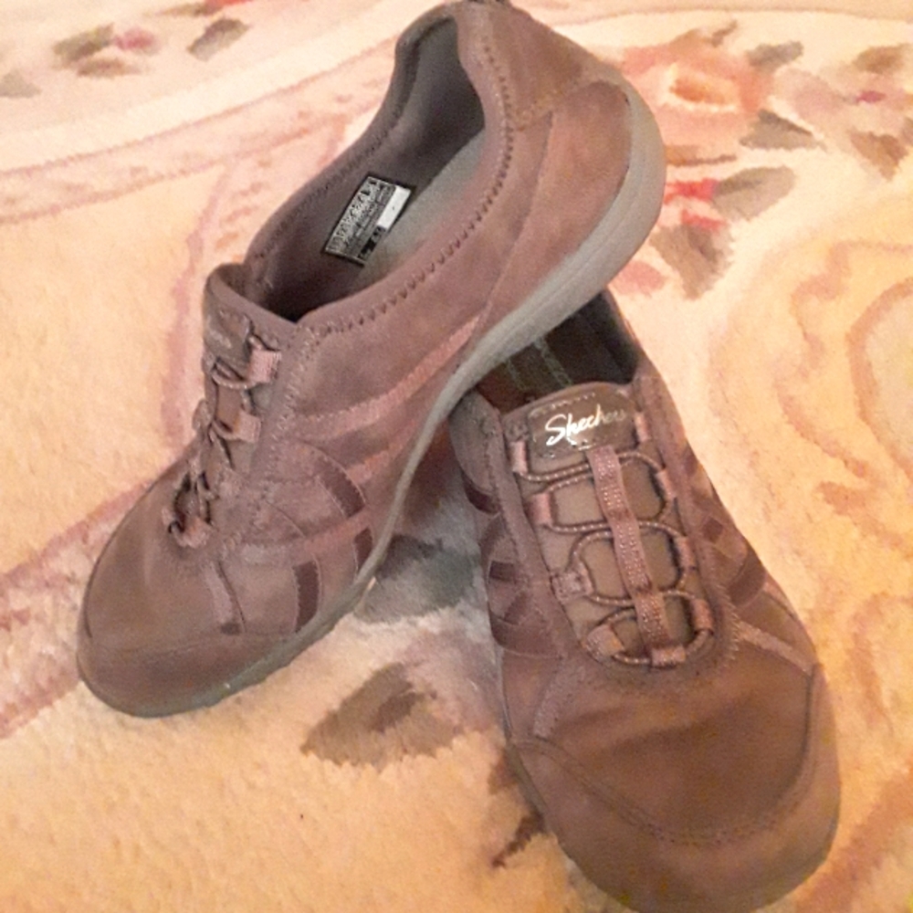 SKECHERS Relaxed fit  Memory Foam Slip on sneakers size 5.5